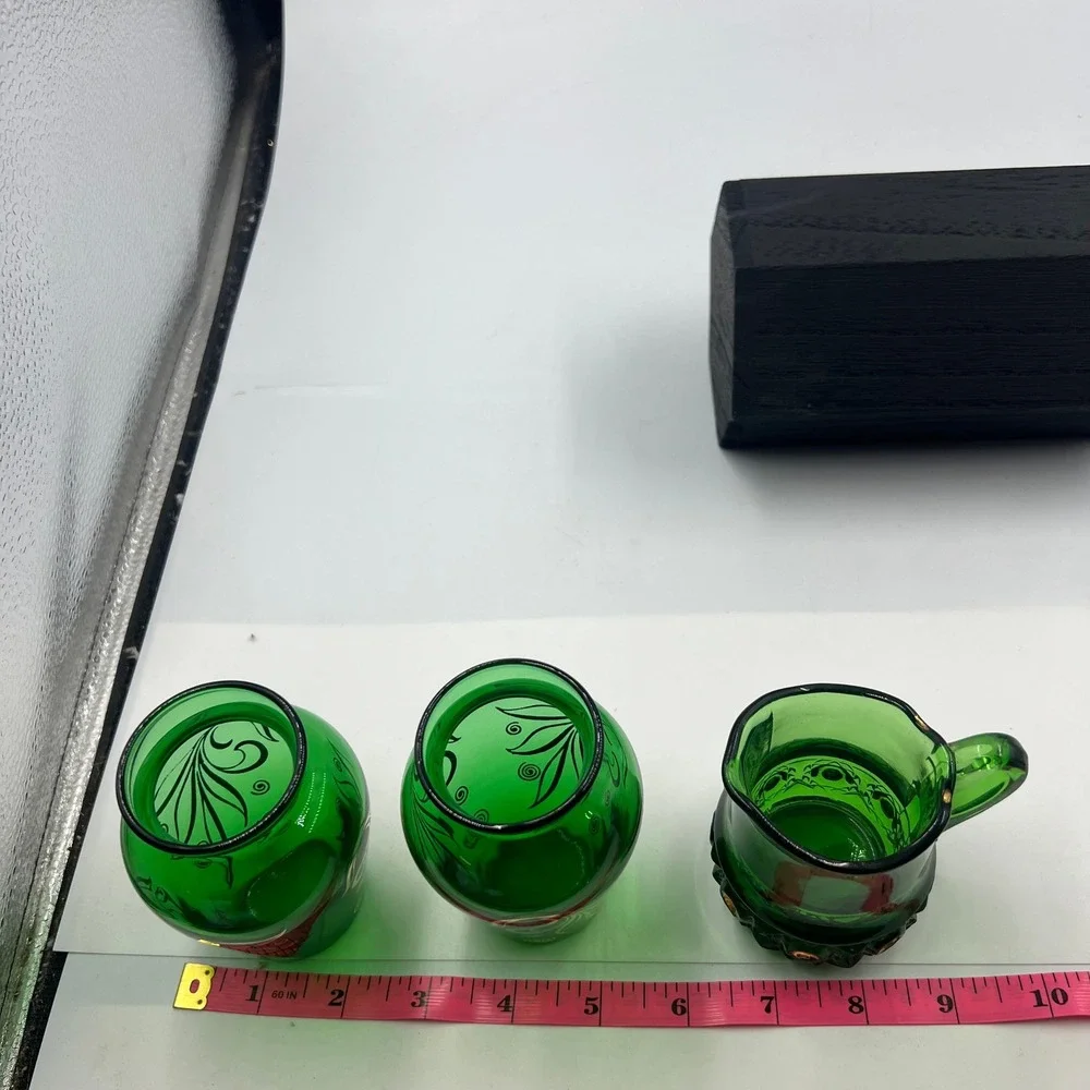 Vtg Emerald‎ Green Bud Vases & Mini Pitcher W Gold Tone Leaf Pattern Hobnail MCM